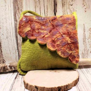 Handgefertigte graue Umhängetasche aus Filz mit einem Überschlag in Blattform und langem runden Trageband vor neutralem Hintergrund.