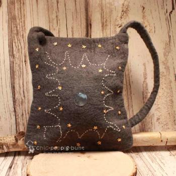 Handgefertigte graue Umhängetasche aus Filz mit bunter Perlenbestickung, Reißverschluss und flachem Schulterband auf hellem Untergrund.