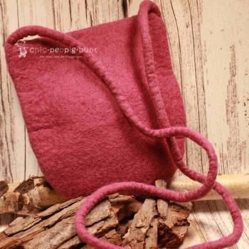 Umhängetasche filz altrosa mit Perle als Verschluss