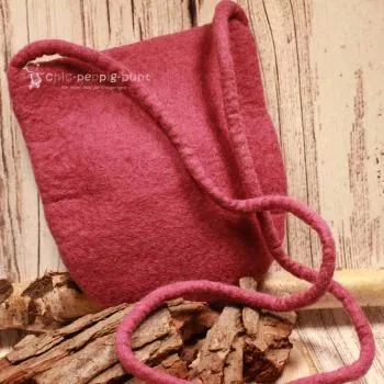 Umhängetasche filz altrosa mit Perle als Verschluss - handtasche filz knopf perle gross altrosa