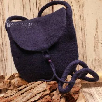 Flache dunkelblaue Handtasche aus Filz mit silbernem Knopfverschluss und langem Schulterband vor einem neutralen Hintergrund.