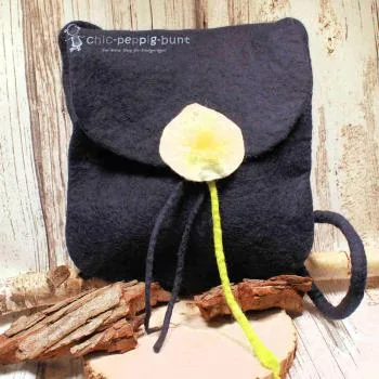 Flache dunkelblaue Handtasche aus Filz mit aufgenähter weißer Calla-Blüte, schwarzem Innenfutter und langem Schulterband vor neutralem Hintergrund.
