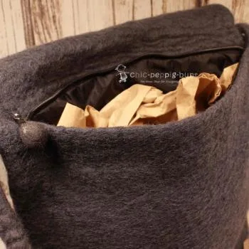 Umhängetasche filz grau gross Calla Blüte weiss - handtasche filz knopf perle gross reissverschluss kala bluete grau