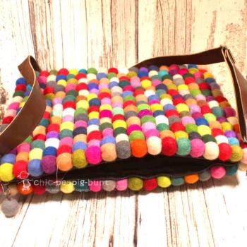 Bunte Unhängetasche aus Filz von der Seite, zeigt die Tiefe (4,5 cm) und das geringe Gewicht (1,5 kg).