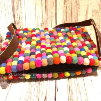 Bunte Unhängetasche aus Filz von der Seite, zeigt die Tiefe (4,5 cm) und das geringe Gewicht (1,5 kg).