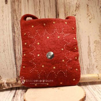 Handgefertigte rote Umhängetasche aus Filz mit dekorativer Perlenbestickung, Reißverschluss und flachem roten Schulterband vor hellem Hintergrund.