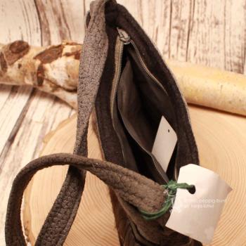 Detailansicht der geöffneten Filztasche mit Reißverschluss, großem Innenfach und kleinem Zusatzfach.