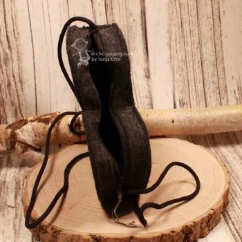 Detailaufnahme der 5 cm tiefen Trachten-Handtasche mit dunkelgrauer Stoffkordel.