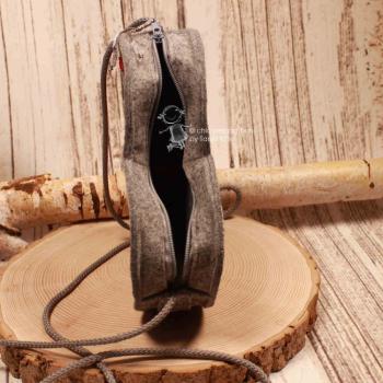 Detailansicht der 5 cm tiefen Trachten-Handtasche mit hellgrauer Kordel von Weidräwöl.