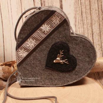 Andere Seite der Filztasche mit dunkelgrauem Herz und silbernem Metall-Hirschkopf.