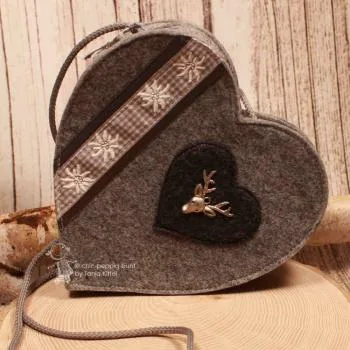 Andere Seite der Filztasche mit dunkelgrauem Herz und silbernem Metall-Hirschkopf.