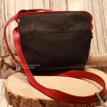 Filz-Trachtentasche "Alpenliebe" – Handgenähte Umhängetasche von Reburg-Artdesign - handtasche filz tracht rot stoff leder handmade
