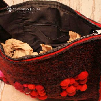 Umhängetasche filz rot - schwarz Bommeln pink/lila