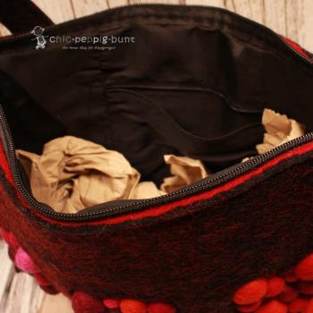 Umhängetasche filz rot - schwarz Bommeln pink/lila