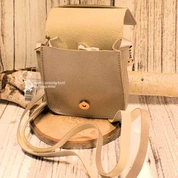 Offene Kindertasche mit einem großen Fach und goldenem Magnetknopf. Einhorntasche innen.