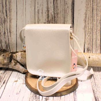 Rückansicht der kleinen Umhängetasche für Kinder in Weiß mit verstellbarem Schultergurt.