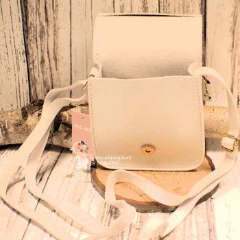 Offene weiße Kindertasche mit einem großen Fach und goldenem Magnetknopf. Einhorntasche innen.69 Wörter