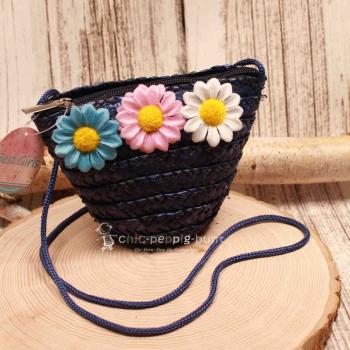 Kleine runde Korbtasche für Kinder aus natürlichem Rattan mit langer Kordel-Schulterband.