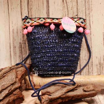 Blaue runde Korbtasche für Kinder aus Rattan mit pinken Bommeln, Bordüre und Stoff-Innenfutter.