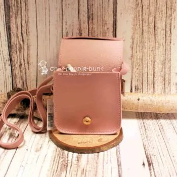 Offene Kindertasche in Rosa mit Sicht auf das Hauptfach und den stabilen Magnetverschluss.