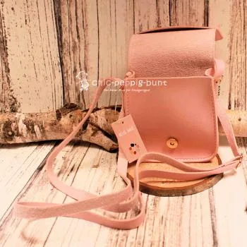 Nahaufnahme des braunen Pferdekopf-Logos auf der rosa Kindertasche als hochwertiges Detail.