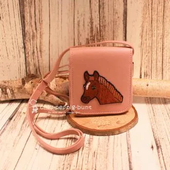 Rosa Handtasche für Kinder mit aufgesticktem braunem Pferdekopf und verstellbarem Schultergurt.