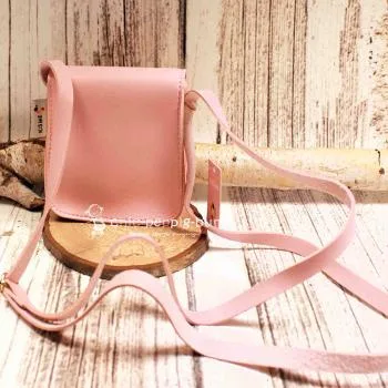 Nahaufnahme des Hippo-Pony Motivs auf der rosa Kindertasche als hochwertiges Detail.