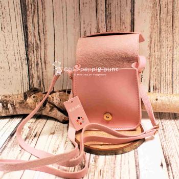 Geöffnete rosa Handtasche für Kinder mit Blick auf das große Fach und den Magnetknopf.