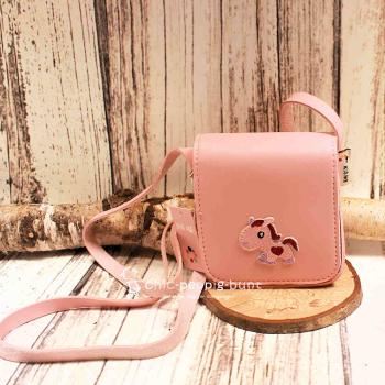 Rosa Kindertasche mit aufgesticktem Hippo-Pony Gesicht und verstellbarem Schultergurt.