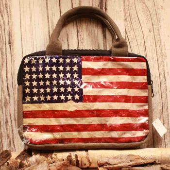Grau-braune Tablet-Tasche aus Leder-PVC mit Flaggen-Motiv, Reißverschluss und 17 cm langen Tragegriffen.
