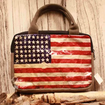 Grau-braune Tablet-Tasche aus Leder-PVC mit Flaggen-Motiv, Reißverschluss und 17 cm langen Tragegriffen.