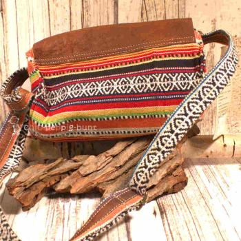 Nahaufnahme der bunten Stoff-Leder Handtasche, zeigt die Materialstruktur.