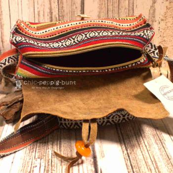 Bunte Unisex Unhängetasche im Einsatz, präsentiert die Maße (24 x 18 x 10 cm)