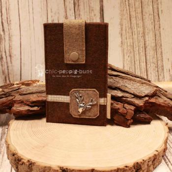 Braune handgenähte Filztasche der Marke Weidräwöl mit Hirschkopf-Motiv, nutzbar als Handytasche oder Mäppchen für Zubehör.