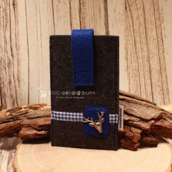 Dunkelgraue handgenähte Filztasche Marke Weidräwöl mit blauem Kontrast, Hirschkopf-Motiv und Klettverschluss für Smartphone und Zubehör.