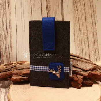 Dunkelgraue handgenähte Filztasche Marke Weidräwöl mit blauem Kontrast, Hirschkopf-Motiv und Klettverschluss für Smartphone und Zubehör.
