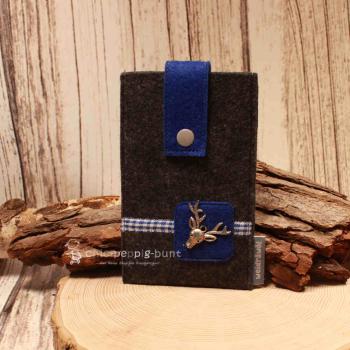 Blaue handgenähte Filztasche der Marke Weidräwöl mit Hirschkopf-Motiv und Kunststoffdruckknopf für Smartphone und Utensilien.