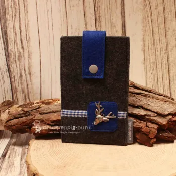 Blaue handgenähte Filztasche der Marke Weidräwöl mit Hirschkopf-Motiv und Kunststoffdruckknopf für Smartphone und Utensilien.