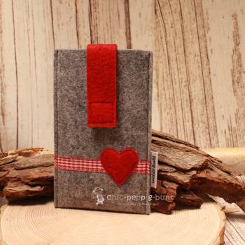 Hellgraue handgenähte Filztasche der Marke Weidräwöl mit rotem Herz-Motiv und Klettverschluss für Smartphone und kleine Utensilien.