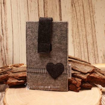 Hellgrau-dunkelgraue handgenähte Filztasche der Marke Weidräwöl mit Herz-Motiv und Klettverschluss für Smartphone und Zubehör.