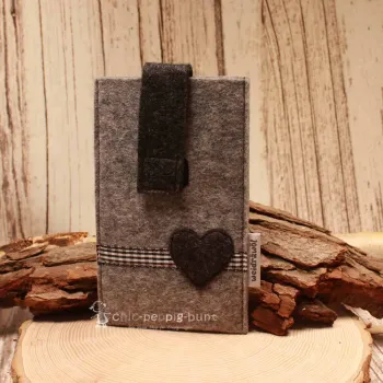 Hellgrau-dunkelgraue handgenähte Filztasche der Marke Weidräwöl mit Herz-Motiv und Klettverschluss für Smartphone und Zubehör.