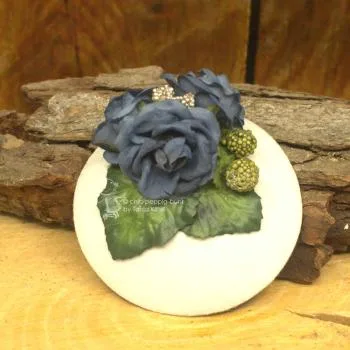 weißes Headpiece mit blauen Rosen