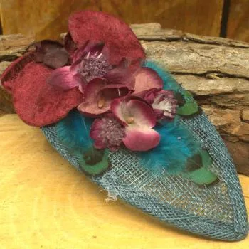 petrol Fascinator mit weinroten Blüten