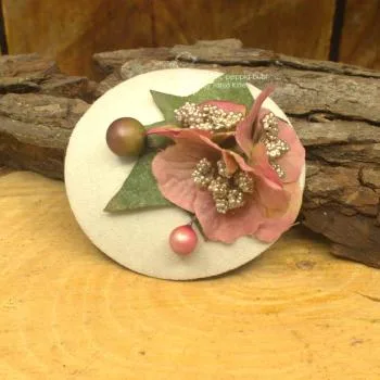weisser Fascinator mit altrosa Blüte
