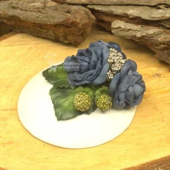 kleines Hütchen mit blauen Rosen