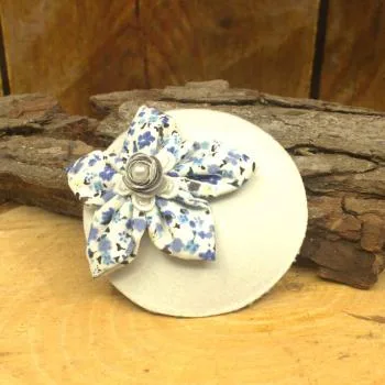 weisser Fascinator mit blau weiser Blüte
