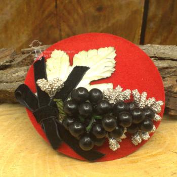 rotes Headpiece mit Weintrauben