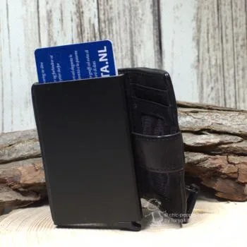 Offenes Portempfonnaie mit Detailansicht der 6 Kartenfächer mit clicksafe, slim wallet