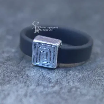 Damenring mit Kautschuk-Band schwarz und Swarovski-Stein schmal