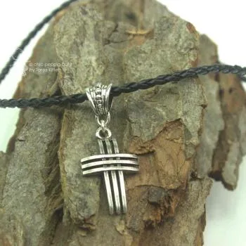 Leder Lette mit Kreuz Anhänger